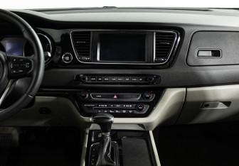 Подержанный автомобиль Kia Carnival 2017 года (14 фото)