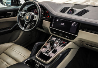 Подержанный автомобиль Porsche Cayenne 2019 года (10 фото)