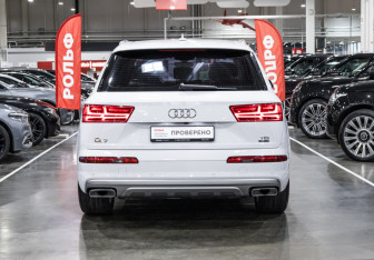 Подержанный автомобиль Audi Q7 2018 года (8 фото)