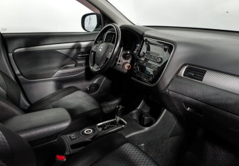 Подержанный автомобиль Mitsubishi Outlander 2013 года (13 фото)