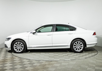 Подержанный автомобиль Volkswagen Passat Sedan 2018 года (8 фото)