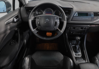 Подержанный автомобиль Citroen C5 Sedan 2010 года (10 фото)