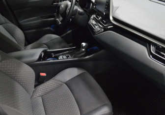 Подержанный автомобиль Toyota C-HR 2022 года (12 фото)