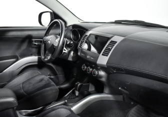 Подержанный автомобиль Mitsubishi Outlander 2011 года (14 фото)