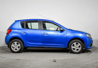 Подержанный автомобиль Renault Sandero 2015 года (4 фото)