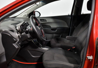 Подержанный автомобиль Chevrolet Aveo Sedan 2012 года (10 фото)