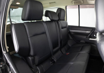 Подержанный автомобиль Mitsubishi Pajero 2013 года (13 фото)