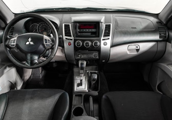 Подержанный автомобиль Mitsubishi Pajero Sport 2012 года (14 фото)