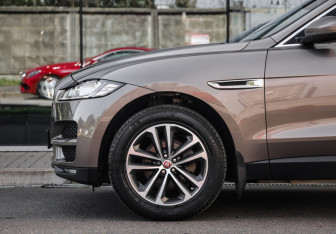 Подержанный автомобиль Jaguar F-Pace 2017 года (10 фото)