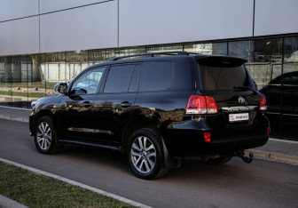 Подержанный автомобиль Toyota Land Cruiser Suv 2008 года (6 фото)