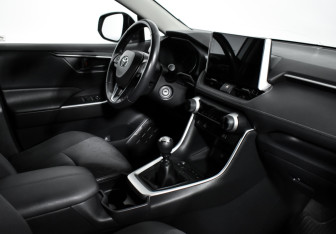 Подержанный автомобиль Toyota RAV4 2020 года (13 фото)