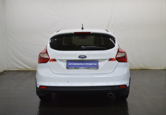 Подержанный автомобиль Ford Focus Hatchback 2013 года (6 фото)