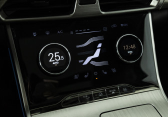 Подержанный автомобиль Exeed TXL 2023 года (18 фото)