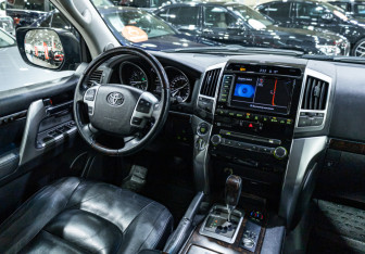 Подержанный автомобиль Toyota Land Cruiser Suv 2012 года (10 фото)