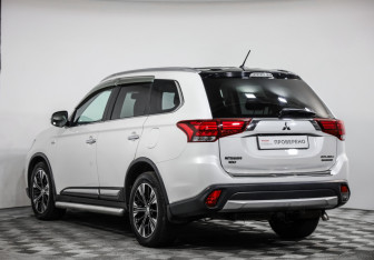 Подержанный автомобиль Mitsubishi Outlander 2016 года (5 фото)