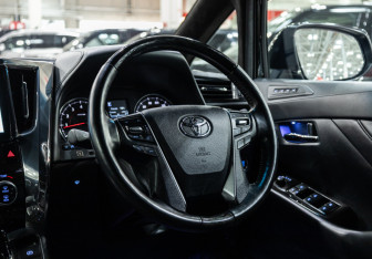 Подержанный автомобиль Toyota Alphard 2018 года (13 фото)