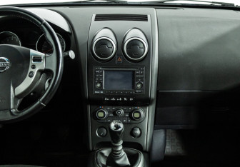 Подержанный автомобиль Nissan Qashqai 2009 года (14 фото)