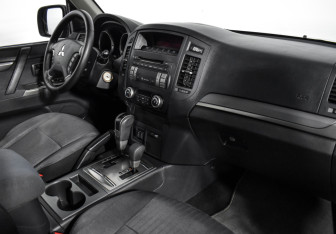 Подержанный автомобиль Mitsubishi Pajero 2013 года (13 фото)