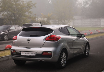 Подержанный автомобиль Kia Ceed Hatchback 2015 года (6 фото)