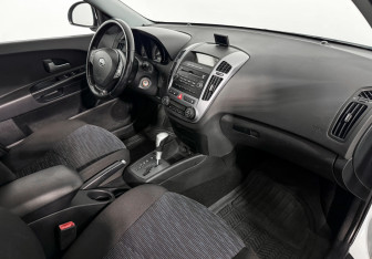 Подержанный автомобиль Kia Ceed Wagon 2008 года (14 фото)