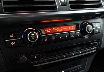 Подержанный автомобиль BMW X5 2012 года (23 фото)