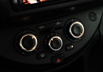 Подержанный автомобиль Nissan Note 2007 года (15 фото)