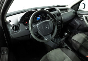Подержанный автомобиль Renault Duster 2015 года (11 фото)