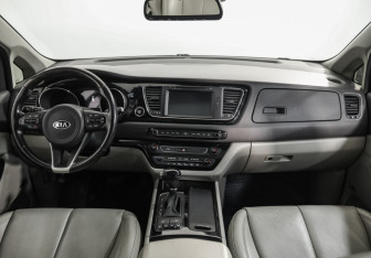 Подержанный автомобиль Kia Carnival 2018 года (10 фото)