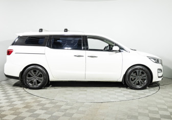 Подержанный автомобиль Kia Carnival 2019 года (4 фото)