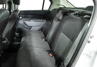 Подержанный автомобиль Renault Logan Sedan 2015 года (10 фото)