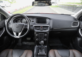 Подержанный автомобиль Volvo V40 Cross Country 2019 года (11 фото)