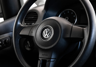 Подержанный автомобиль Volkswagen Caddy Compactvan 2012 года (15 фото)