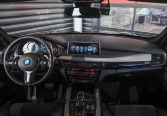 Подержанный автомобиль BMW X5 2017 года (11 фото)