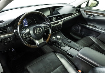 Подержанный автомобиль Lexus ES 2015 года (11 фото)