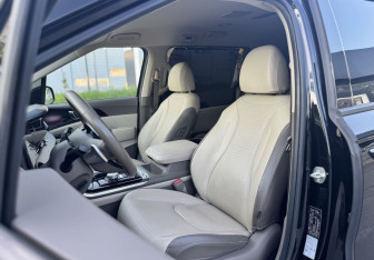 Подержанный автомобиль Kia Carnival 2020 года (21 фото)