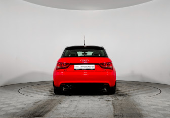 Подержанный автомобиль Audi A1 2013 года (6 фото)