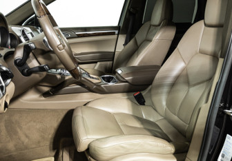 Подержанный автомобиль Porsche Cayenne 2010 года (23 фото)