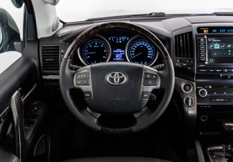 Подержанный автомобиль Toyota Land Cruiser Suv 2008 года (12 фото)