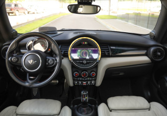 Подержанный автомобиль MINI Hatch 2020 года (13 фото)