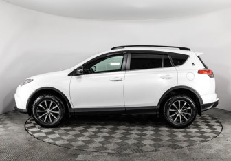 Подержанный автомобиль Toyota RAV4 2019 года (8 фото)