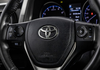 Подержанный автомобиль Toyota RAV4 2017 года (11 фото)