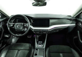 Подержанный автомобиль Skoda Octavia Liftback 2021 года (13 фото)