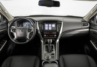 Подержанный автомобиль Mitsubishi Montero Sport 2022 года (10 фото)