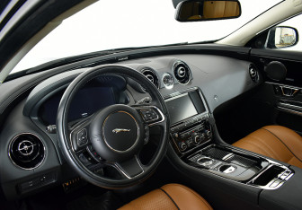 Подержанный автомобиль Jaguar XJ 2016 года (96 фото)
