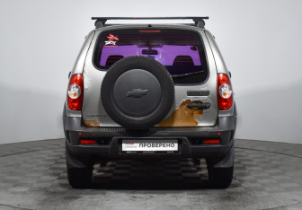 Подержанный автомобиль Chevrolet Niva 2011 года (6 фото)