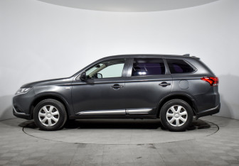 Подержанный автомобиль Mitsubishi Outlander 2019 года (8 фото)