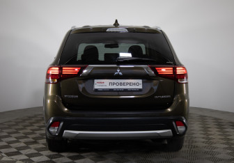 Подержанный автомобиль Mitsubishi Outlander 2015 года (6 фото)