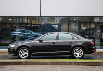 Подержанный автомобиль Audi A4 Sedan 2019 года (9 фото)