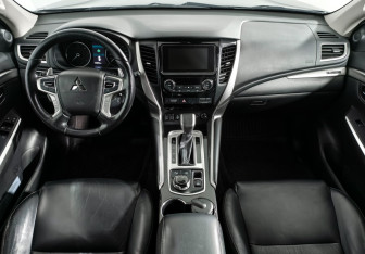 Подержанный автомобиль Mitsubishi Pajero Sport 2019 года (16 фото)
