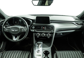 Подержанный автомобиль Genesis G70 2021 года (13 фото)